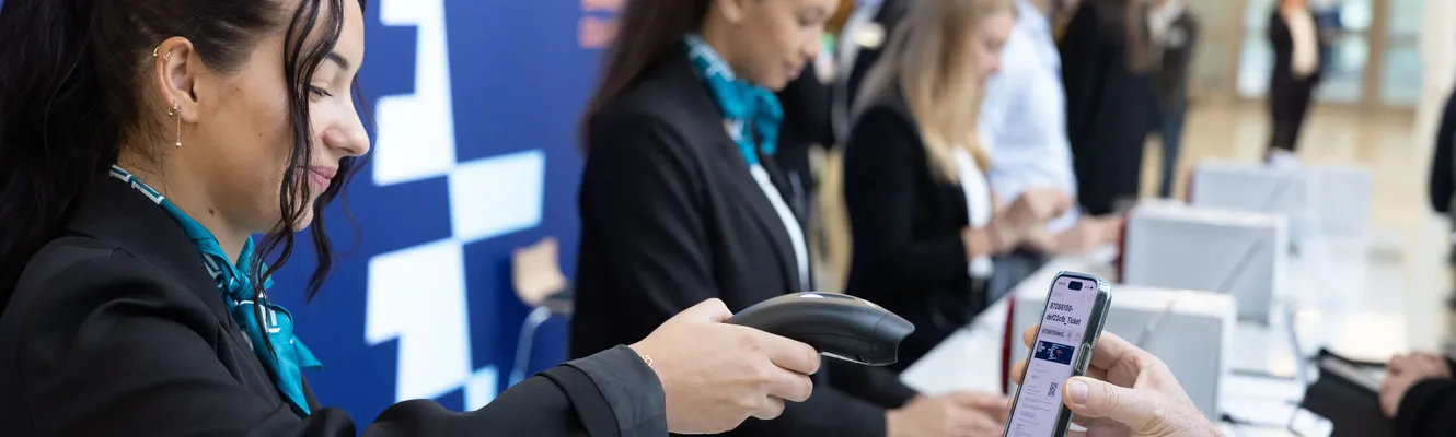 Check-In durch Personal mit Handscanner und digitalem Ticket