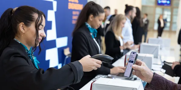 Check-In durch Personal mit Handscanner und digitalem Ticket