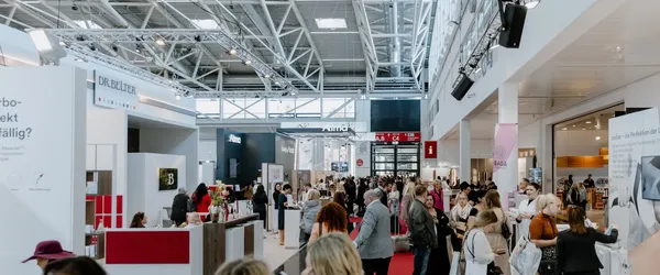 Messehalle mit verschiedenen Ständen