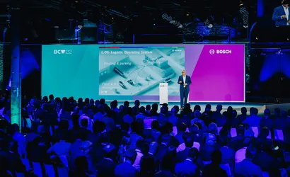 Vortragssaal mit Bühne und Publikum