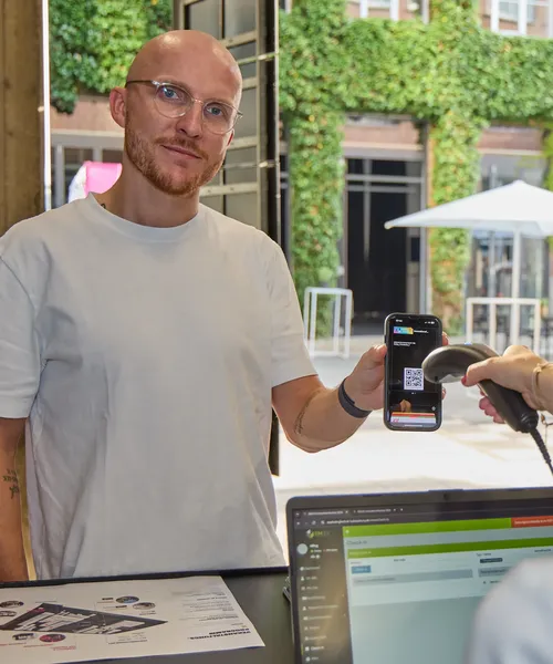 Onsite Check-In eines Gastes mit Handy QR Code Scan