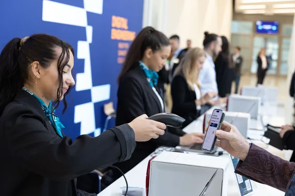 Check-In durch Personal mit Handscanner und digitalem Ticket
