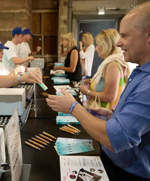 Multible Gäste Check-In Counter mit PVC Badges