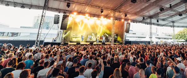 Bühne bei einer Firmenveranstaltung mit einer Menge an Gästen