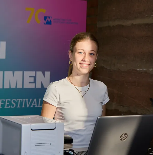 Onsite Check-In Counter mit Mitarbeiterin