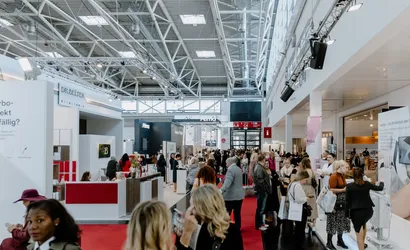 Messehalle mit verschiedenen Ständen