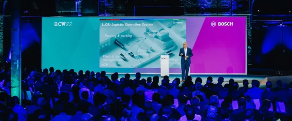 Vortragssaal mit Bühne und Publikum