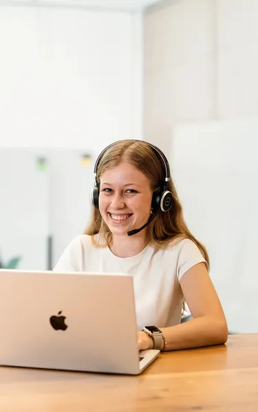 freundliche Teilnehmermanagement Mitarbeiterin