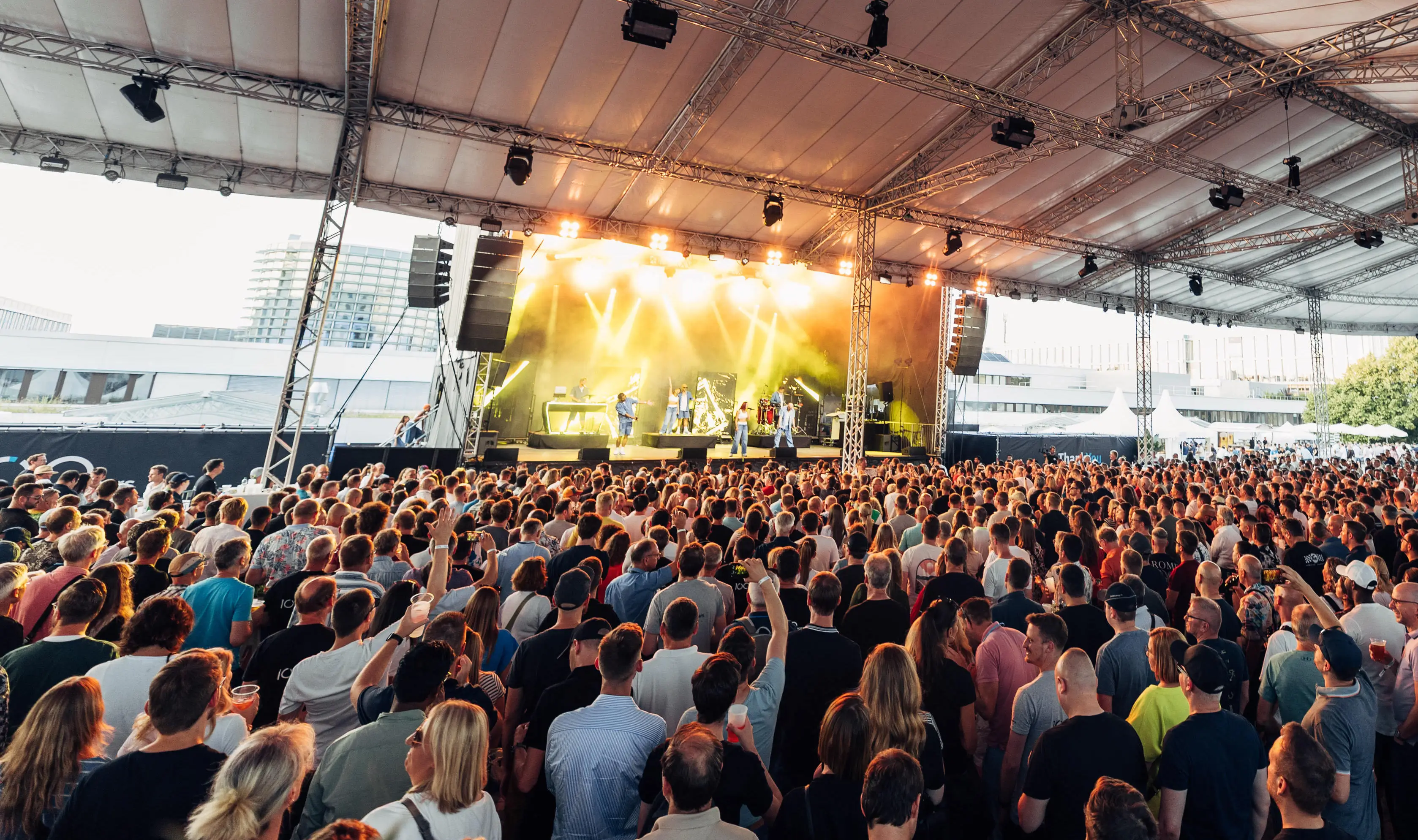 Bühne bei einer Firmenveranstaltung mit einer Menge an Gästen