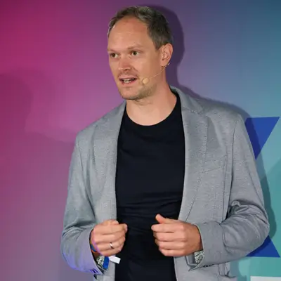 Porträt Philipp Sautter während eines Vortrags